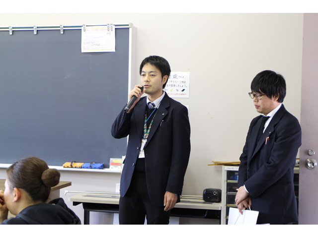 「稲城市役所の浅野様ご挨拶（左）と宮本様（右）