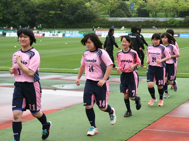 ボールパーソンとストレッチャーベアラーを担当する 駒沢学園女子中学・高等学校サッカー部の部員たち