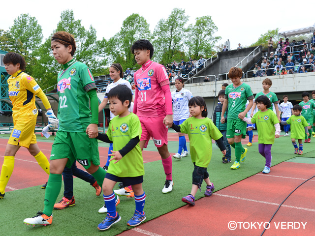 エスコートキッズとして選手と入場するこまざわ幼稚園の園児たち