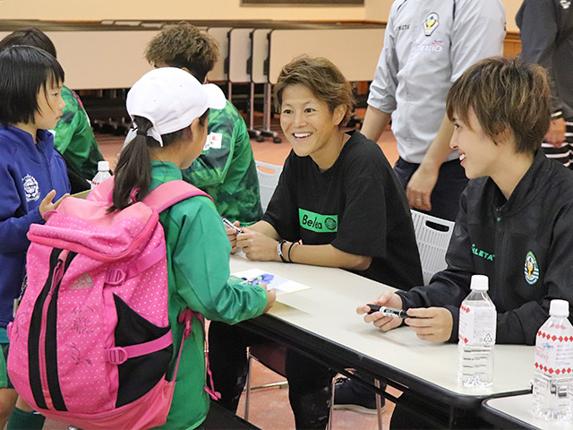 サイン会の様子（有吉選手・西村選手）