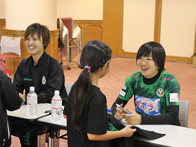 サイン会の様子（西村選手・黒沢選手）