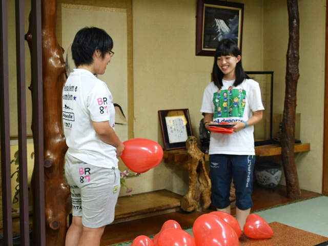 前キャプテンのお誕生日をお祝いしながら、新キャプテンへキャプテンマークが受け継がれました