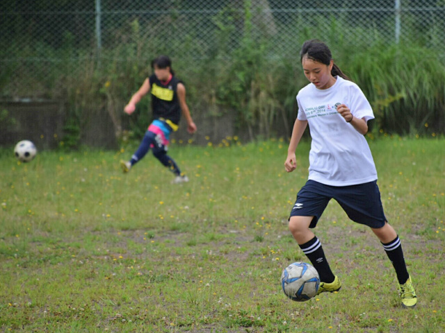 高校のお姉さんたちに頑張って追いつき、追い越せの気持ちで練習に励む中学1年生