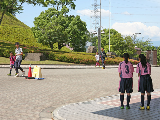 誘導 受付場所まで笑顔で誘導を行う中学生