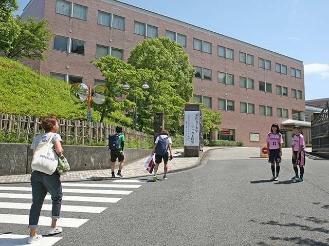 誘導 日テレ・ベレーザの選手たちにも挨拶し、笑顔で返してくれました