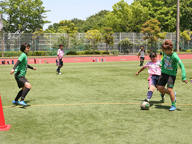 日テレ・ベレーザキャプテンの岩清水梓選手（右）と1対1の勝負　GKには西村清花選手（左）