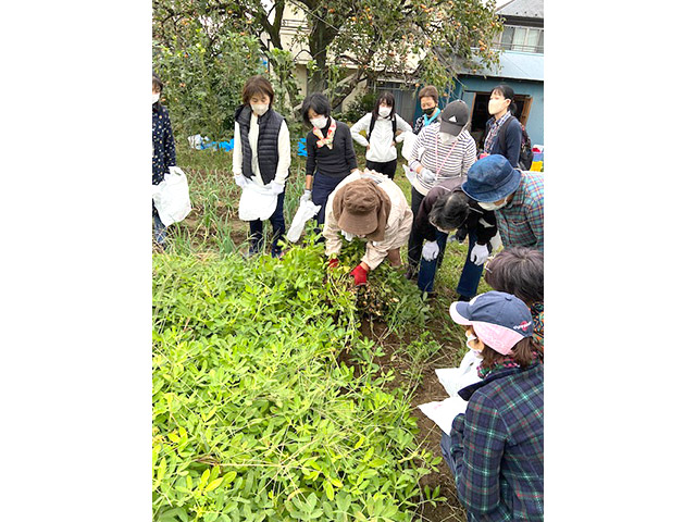 杉山農園主のお話を聞く様子