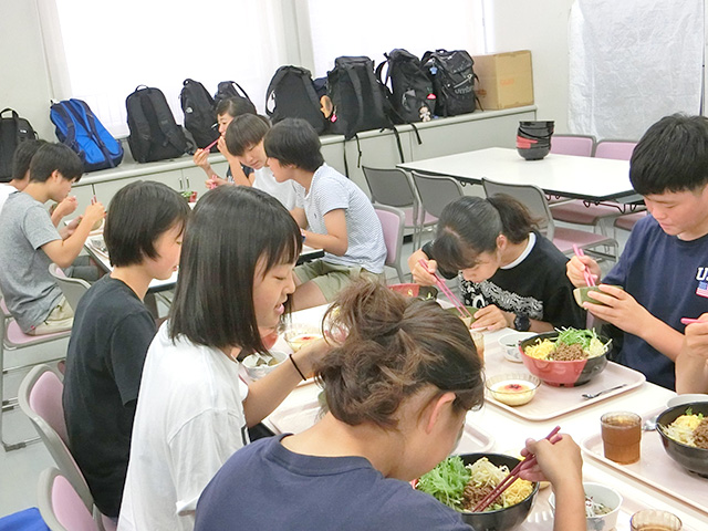 選手たちに大好評で、喜んで食べていただきました。