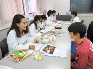 (写真2)選手から食事内容を聞き取っている様子