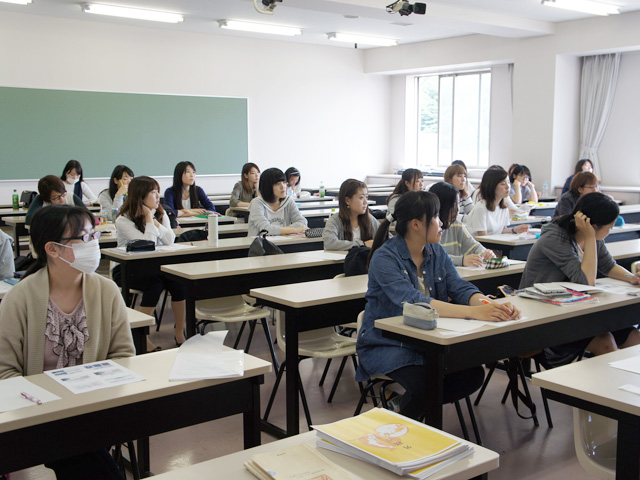 真剣な表情の学生たち