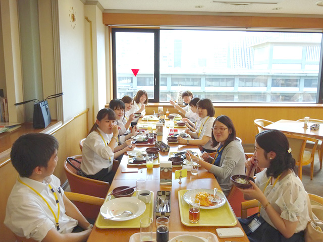 外務省の食堂でランチ