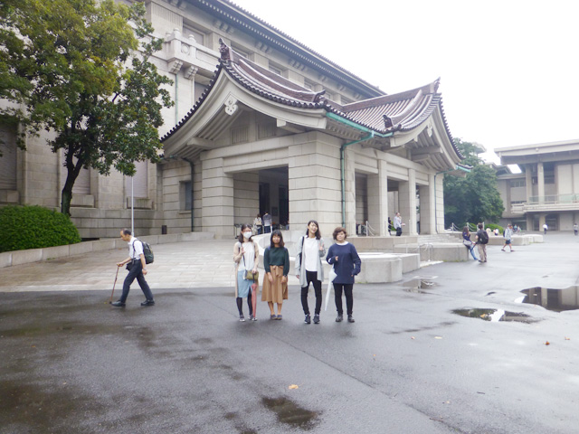 東京国立博物館本館前にて