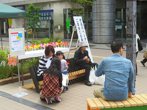 「つどうかたち」に座っていただいています。