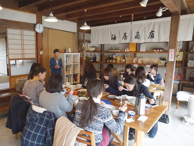 つがね食堂で、石川治子さんのお話をうかがいながら、ランチをいただく。