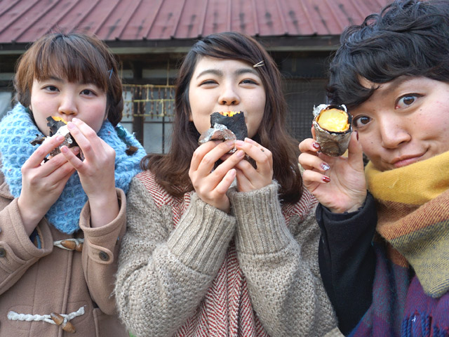 焼き芋をほおばって！！一緒に引率してくれた中野さん（右端）、ありがとうございました！！