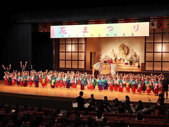 園児による遊戯「こどもの花まつり」