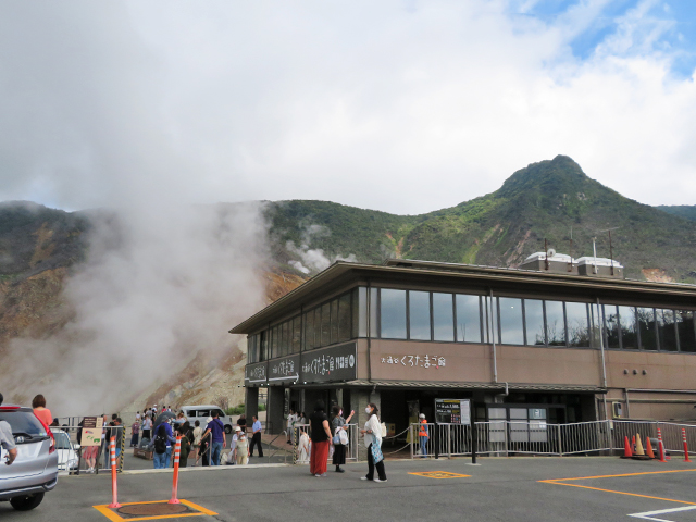 噴煙が間近に迫る「くろたまご館」でお買い物