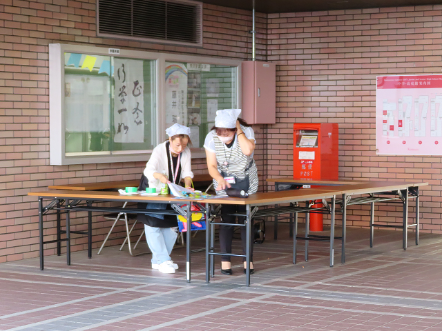 準備の様子(中高館前)　お天気にも恵まれ良いスタート