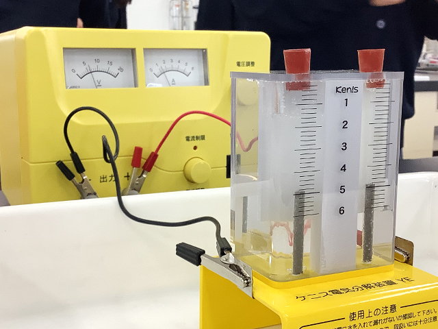 電極から気体が発生する様子が分かりました