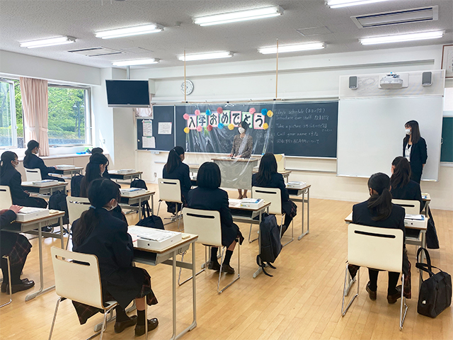 中学　式後の教室でのホームルーム風景