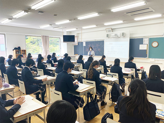 高校　式後の教室でのホームルーム風景