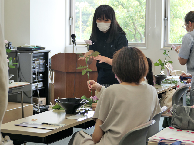 中学　日本文化体験「華道」