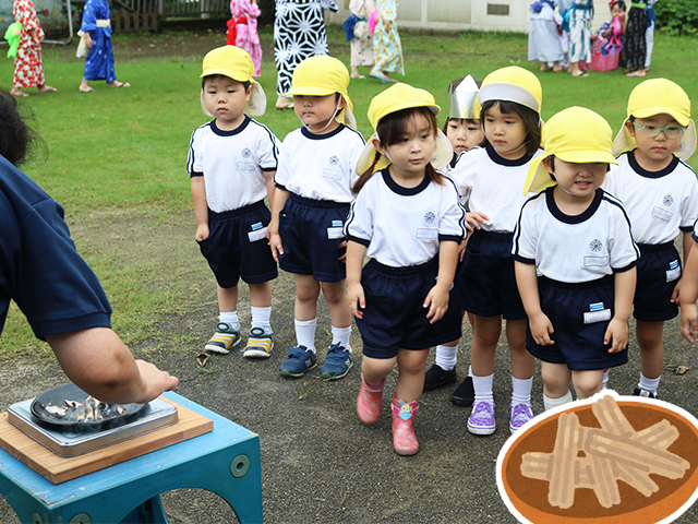 盆踊りの後は送り火です。「おがら」って何だろう…みんな興味津々です。