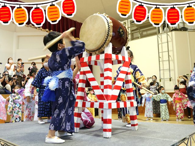 太鼓の力強い音とみんなの楽しそうな声が幼稚園中に響きます。