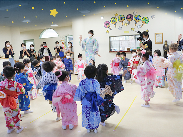 玄関ホールでは、年中の子どもたちが素敵な盆踊りを見せてくれました。