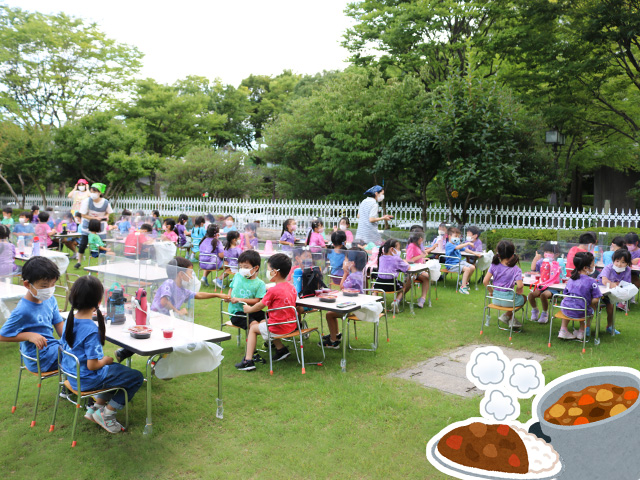 夕食はみんなでカレーを食べました。お外で食べる特別感！みんなで食べるとおいしいね。