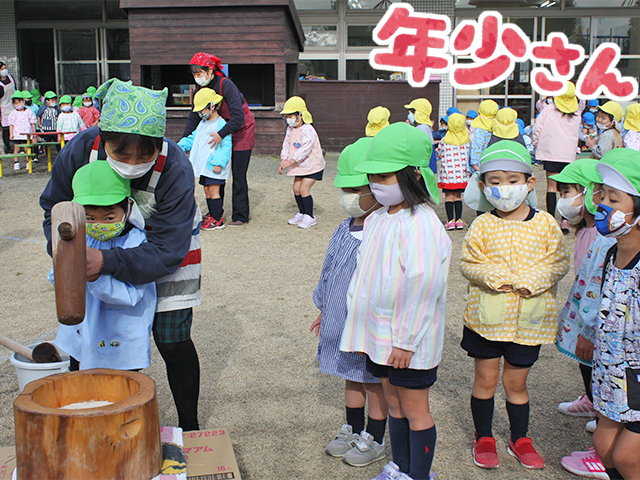 年少さんは初めてお餅を搗きます。「お・も・ち・つ・き」の掛け声に合わせてぺったんぺったん！