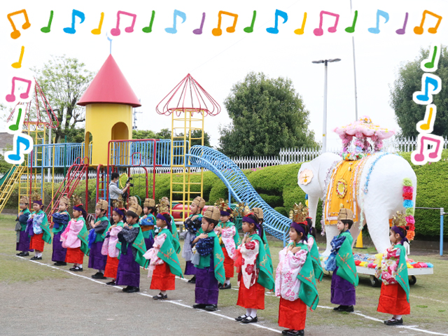 楽お釈迦様の誕生を祝い、踊りました。