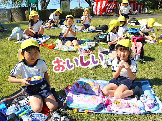 年長さんは公園でお弁当とおやつを食べました！