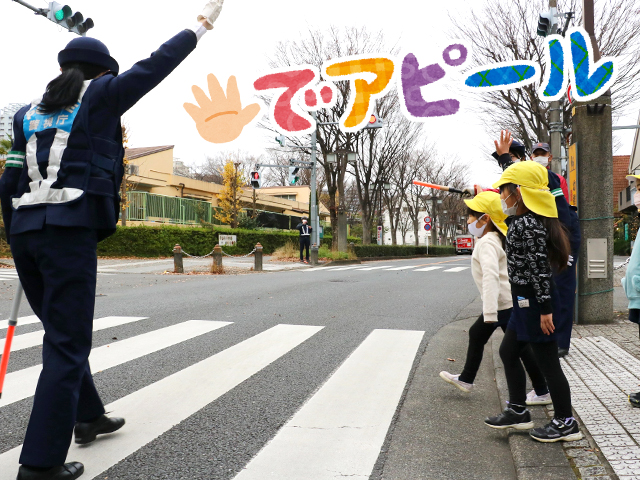 年長さんは幼稚園の外に出て、近くの横断歩道を渡りました！