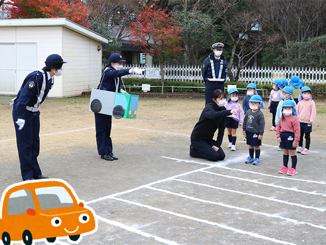 車が来ていないか右見て左を見て、もう一度右を見てから渡ります。