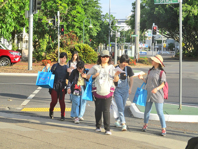 ケアンズ市内自主研修。町を闊歩する生徒達。