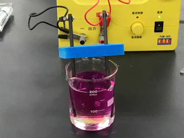 塩化ナトリウム水溶液の電気分解（フェノールフタレイン入り）