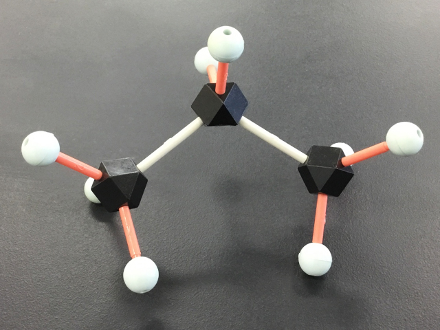 ガスでお馴染みのプロパン分子C3H8。クネクネしています。