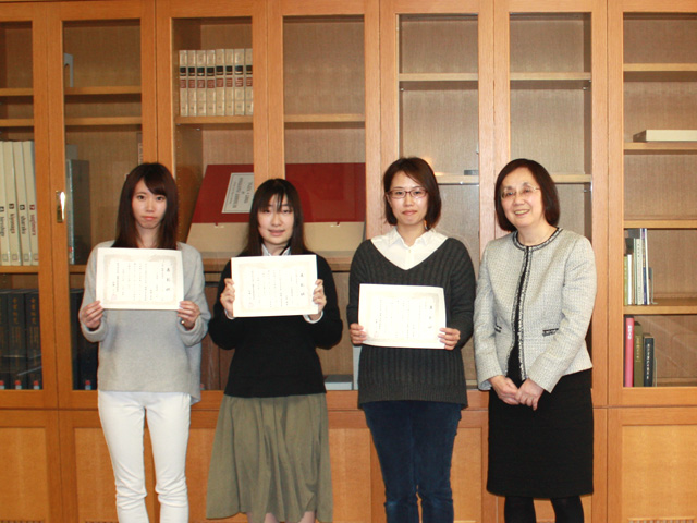 受賞者と加藤ナツ子図書館長