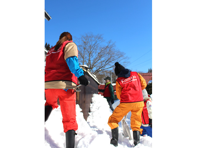 雲一つない晴天の除雪で汗を掻きました。