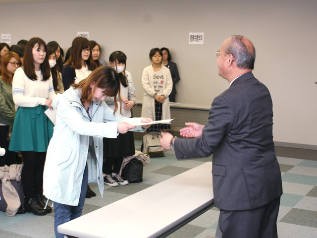 光田学長より認定証を授与されるスカラシップ生