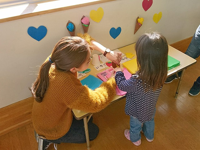 花紙を丸めて作るアイスクリーム屋さん