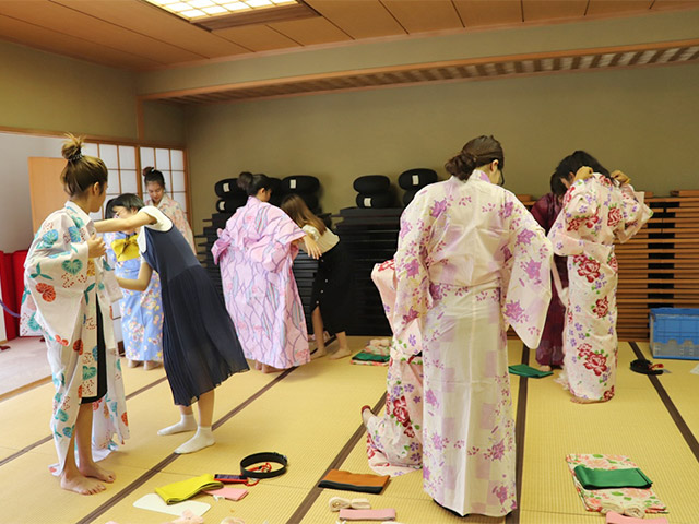 浴衣の着付け中