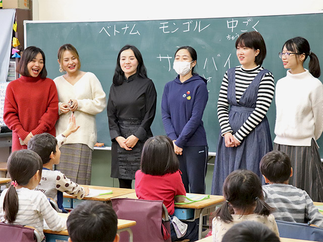 1年生のクラスで母国のあいさつを教えてあげました。