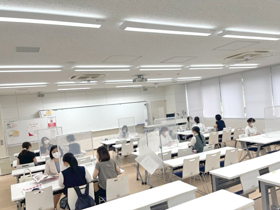 教員と学生スタッフが個別に看護学科の特徴などをお伝えしています。