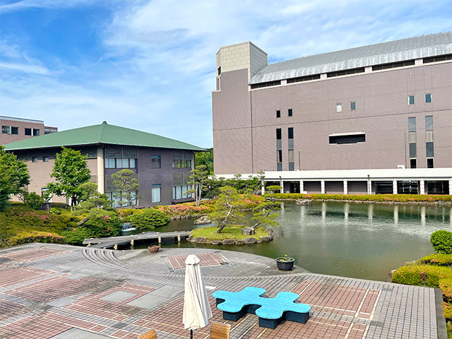 緑の屋根の照心館では座禅の授業を行います。学生スタッフがキャンパスツアーでお伝えしたいポイントの一つです。