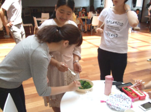 昼休みの試食会だったので、お昼ごはんにしている学生もいました