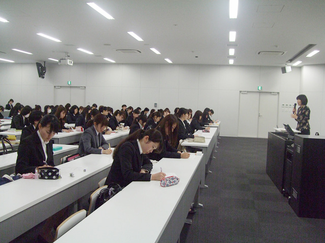 水野先生のお話を熱心に書き留める学生たち