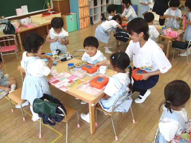 子どもに弁当給食を渡す