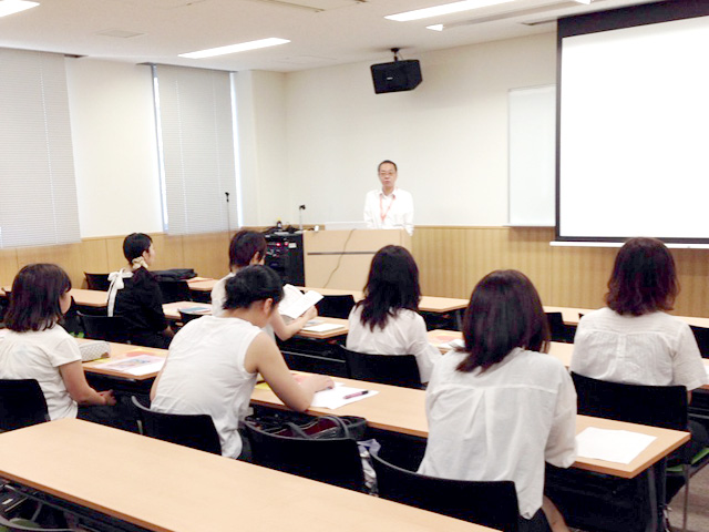 児童相談センターの働きについて説明を受ける学生たち